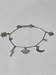 Bracelet Astral argenté en acier inoxydable avec charms éclairs posé