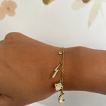 Bracelet Astral en acier inoxydable avec charms éclairs porté au poignet