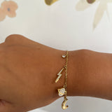 Bracelet Astral en acier inoxydable avec charms éclairs porté au poignet