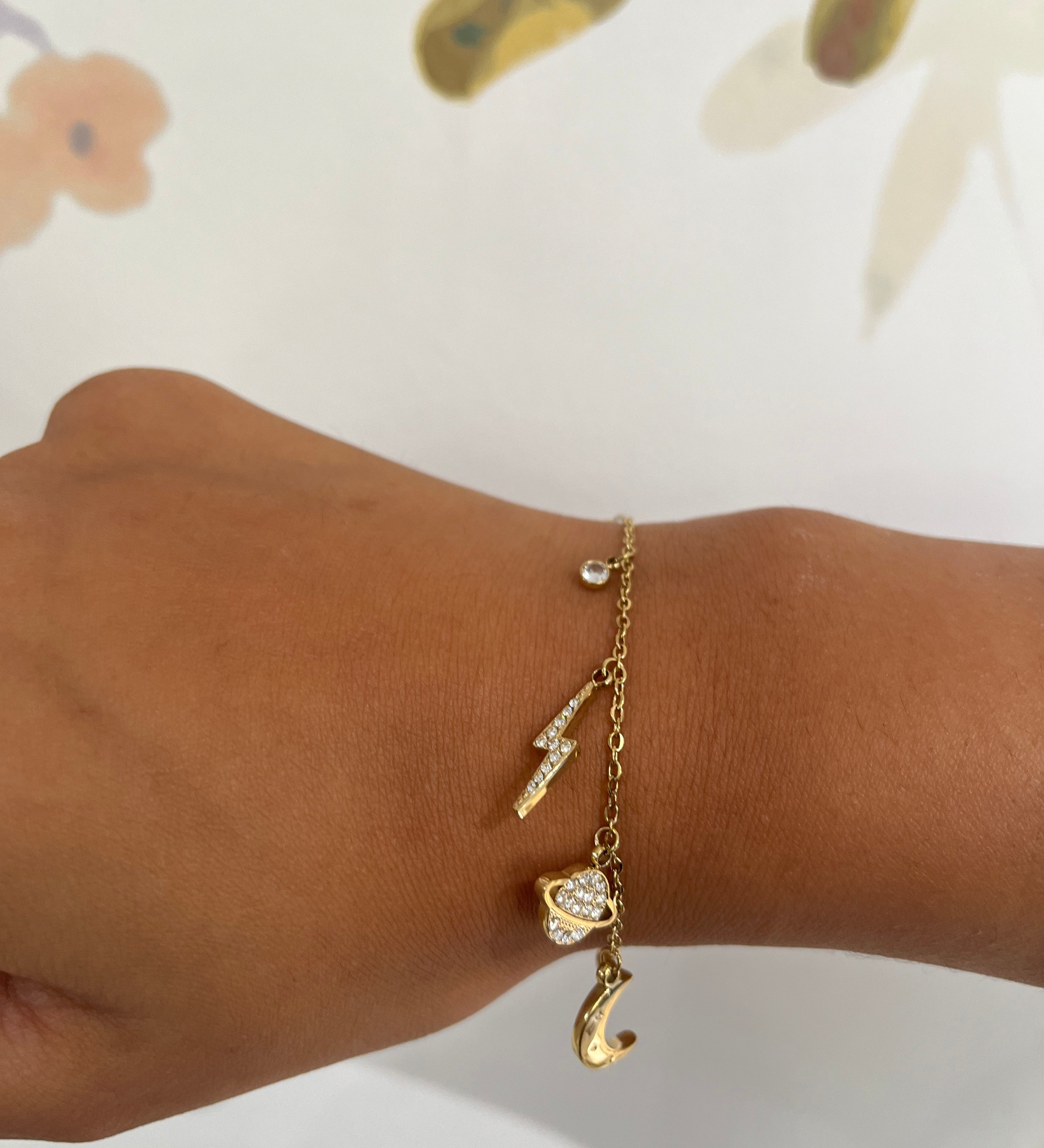 Bracelet Astral en acier inoxydable avec charms éclairs porté au poignet