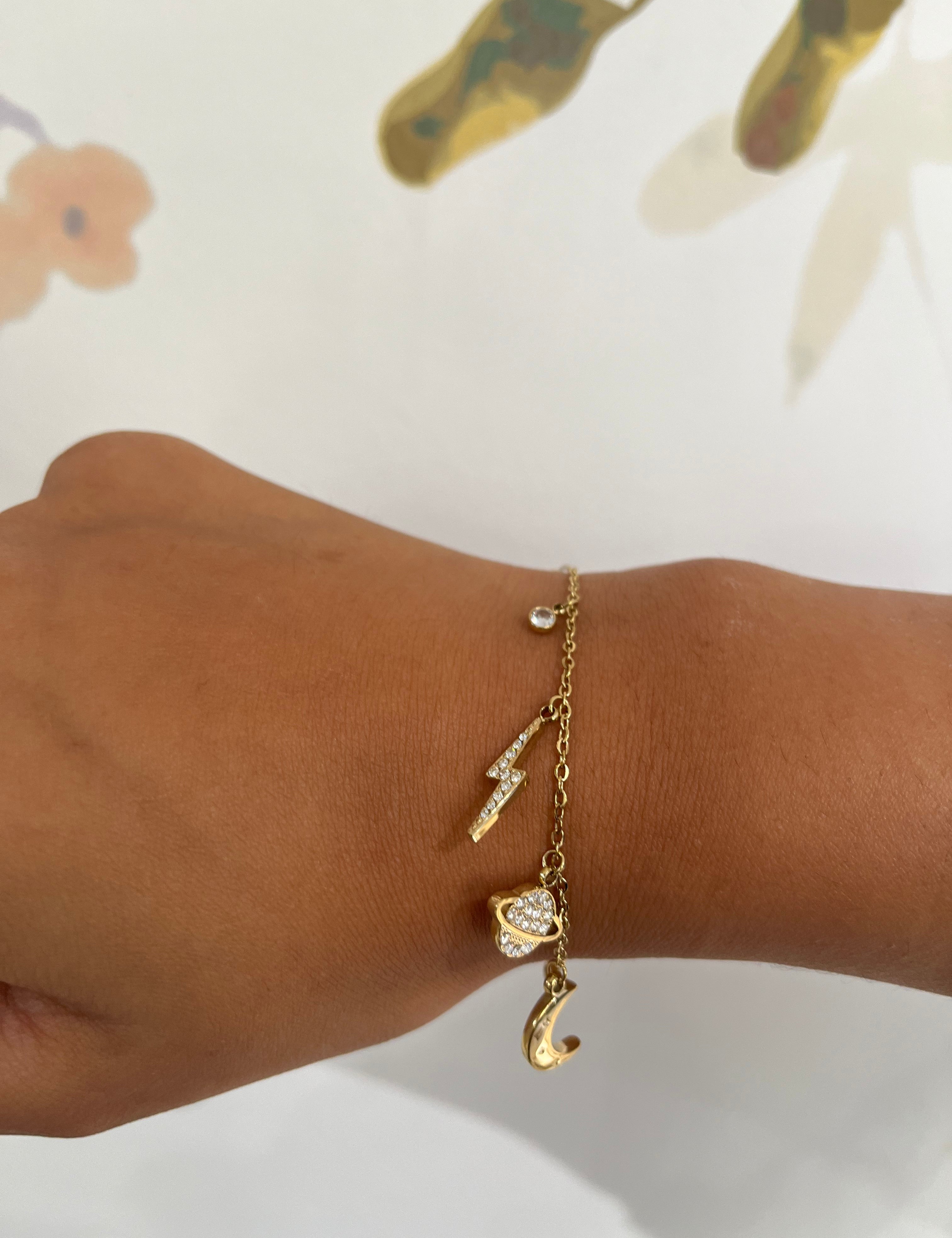 Bracelet Astral en acier inoxydable avec charms éclairs porté au poignet
