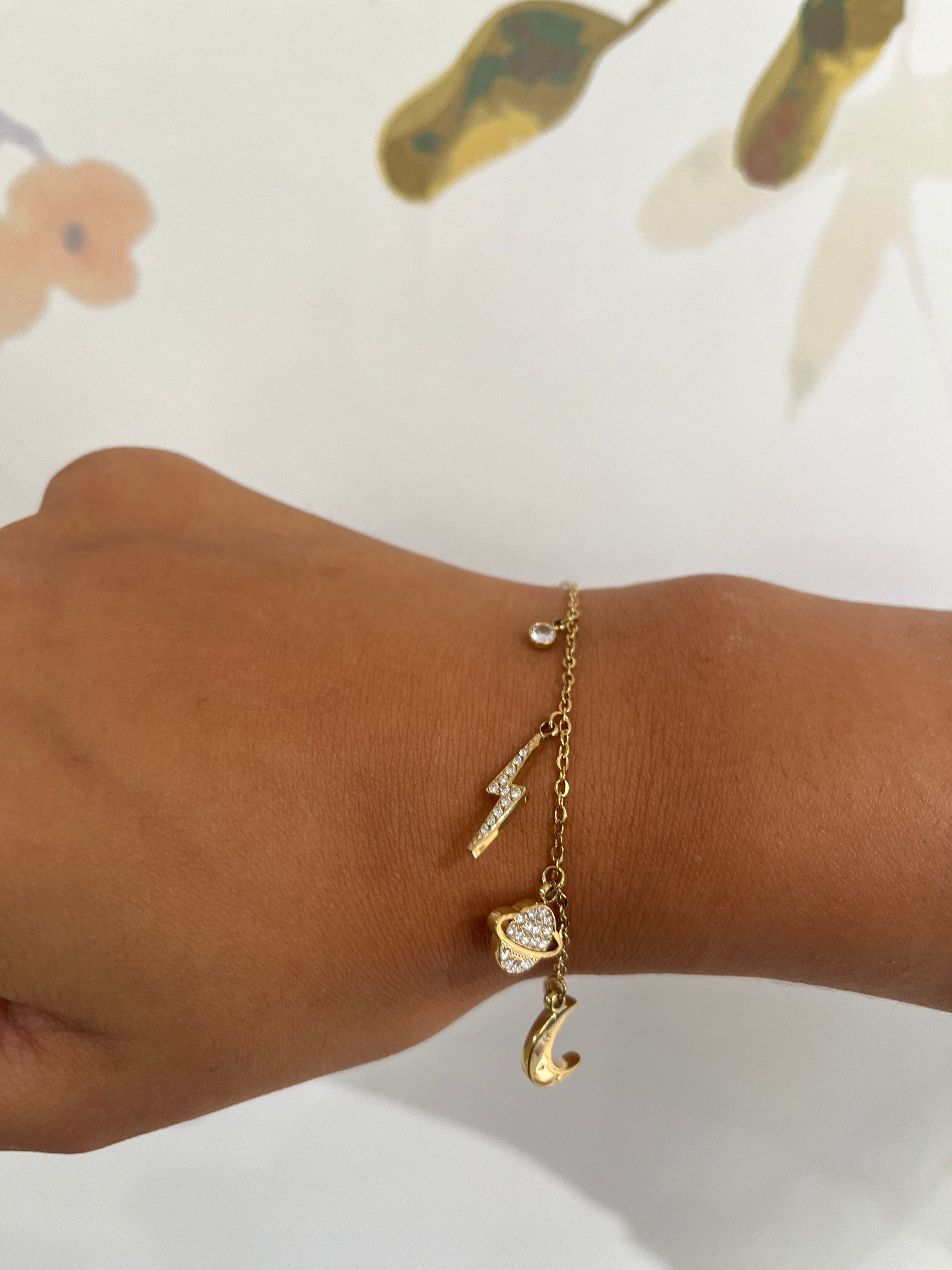 Bracelet Astral en acier inoxydable avec charms éclairs porté au poignet