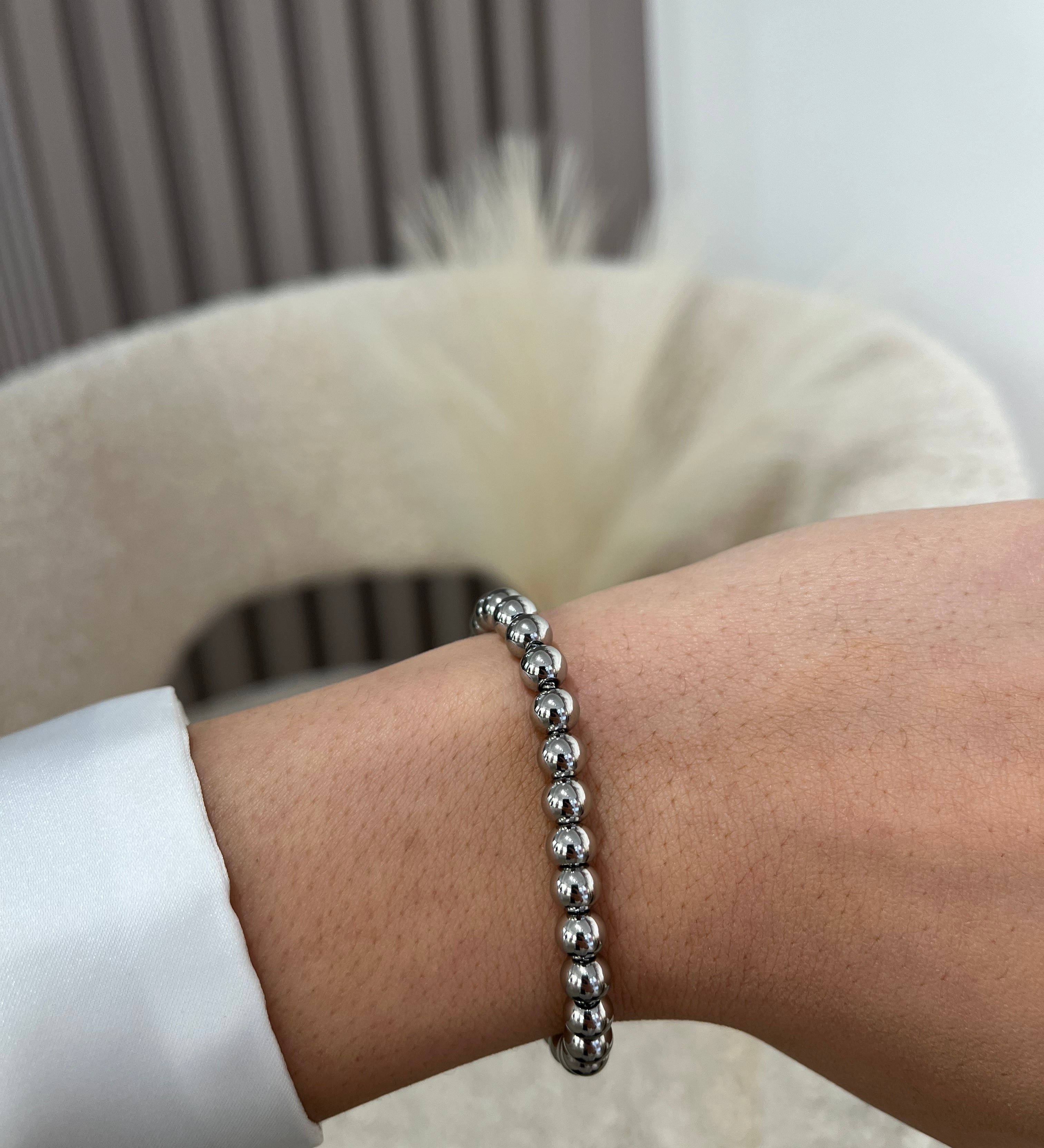 Bracelet Bay argenté à billes en acier inoxydable porté au poignet - Ordiajade