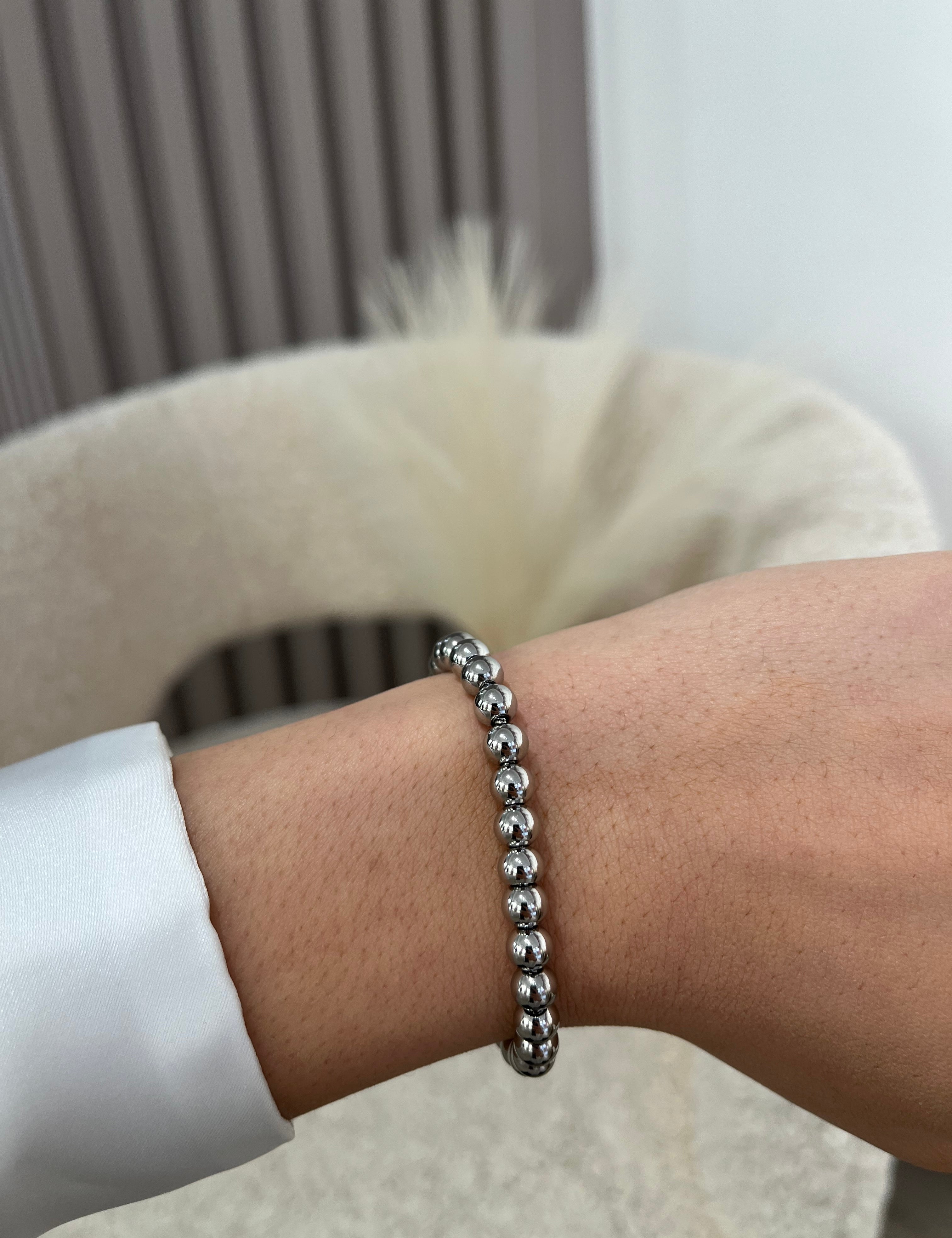 Bracelet Bay argenté à billes en acier inoxydable porté au poignet - Ordiajade