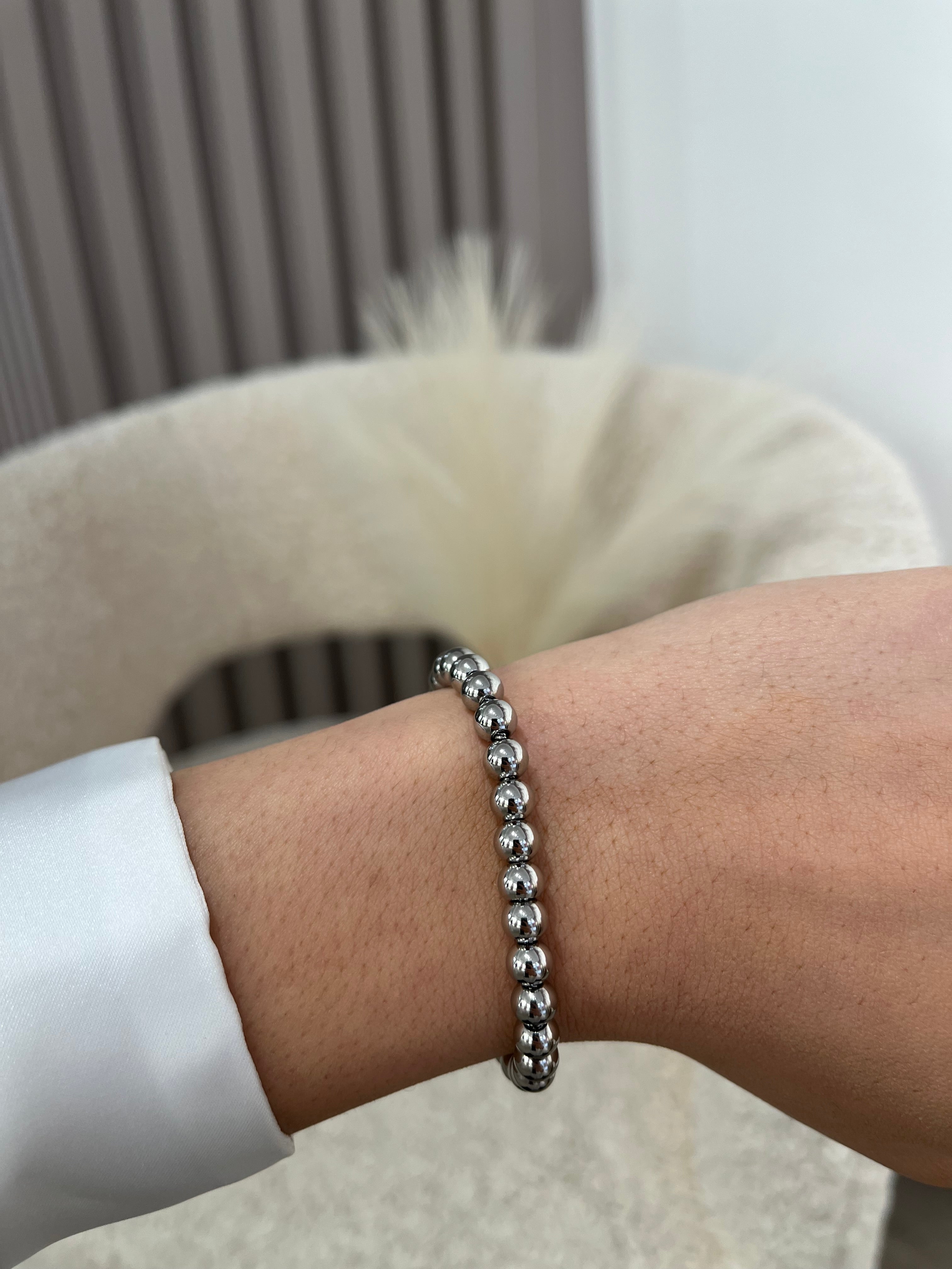 Bracelet Bay argenté à billes en acier inoxydable porté au poignet - Ordiajade