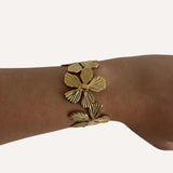 Bracelet rigide Begonia doré au motif floral porté au poignet - Ordiajade