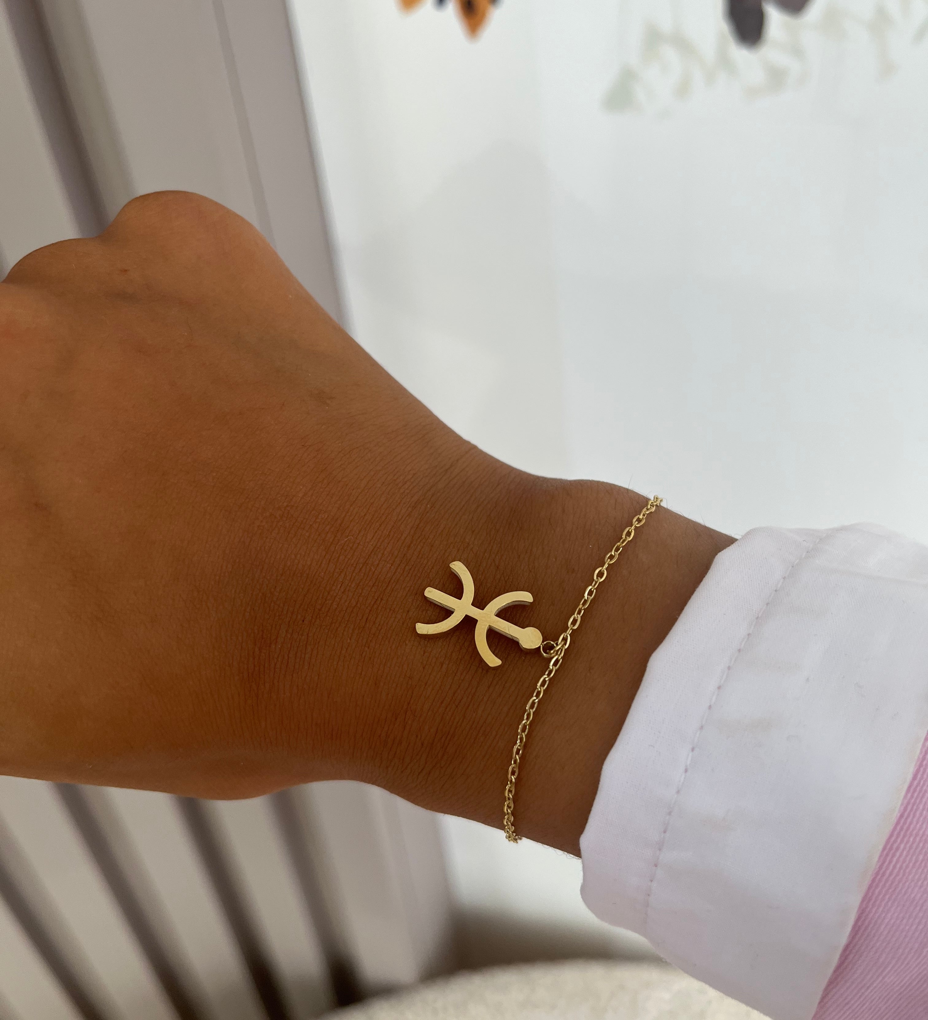 Bracelet Berber Origine en acier inoxydable doré avec symbole Amazigh porté au poignet - Ordiajade