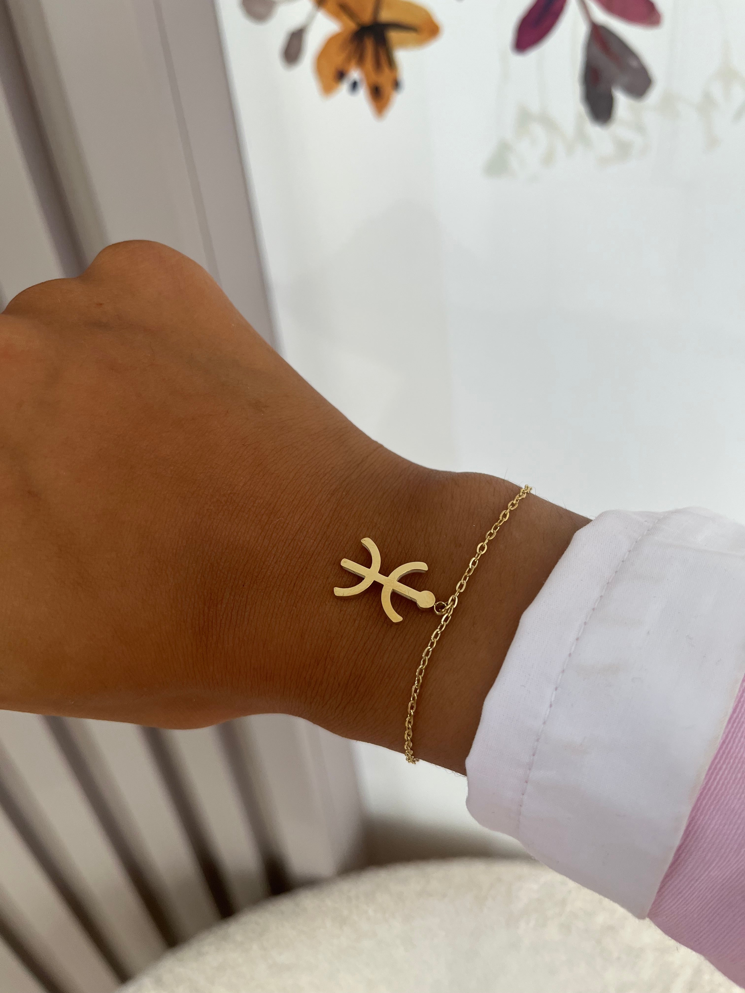 Bracelet Berber Origine en acier inoxydable doré avec symbole Amazigh porté au poignet - Ordiajade