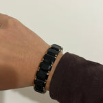Bracelet élastique Black Swan doré et noir en acier inoxydable porté au poignet - Ordiajade