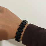 Bracelet élastique Black Swan doré et noir en acier inoxydable porté au poignet - Ordiajade
