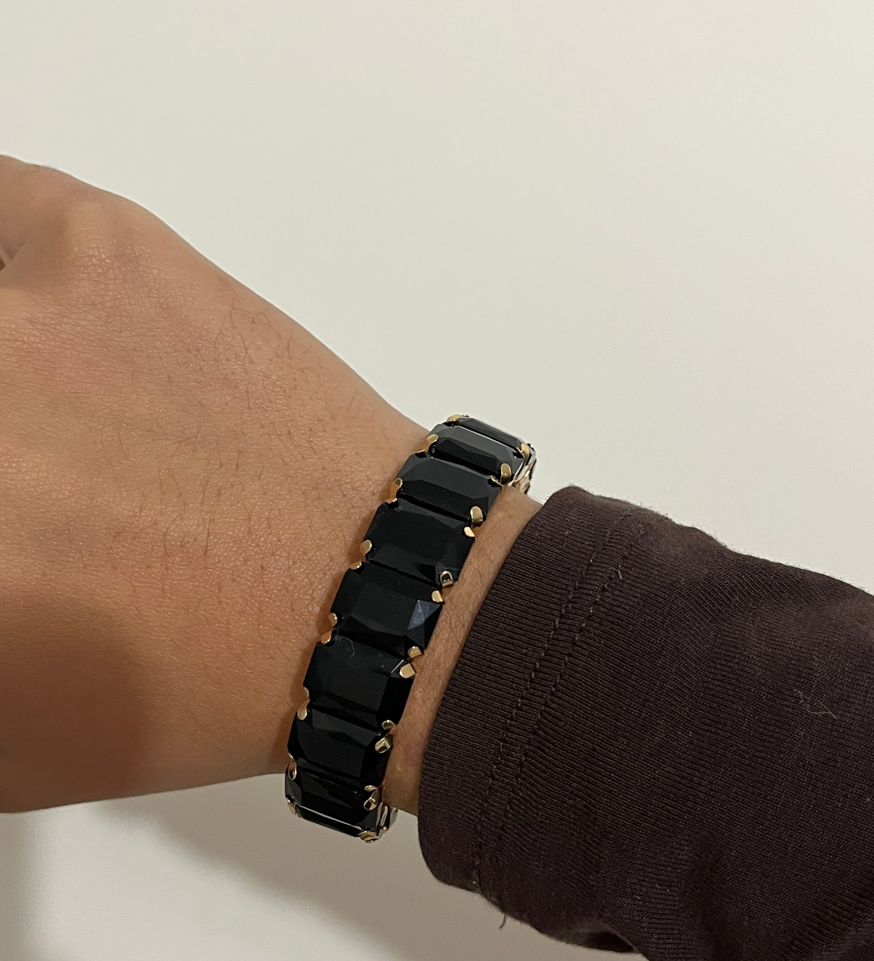 Bracelet élastique Black Swan doré et noir en acier inoxydable porté au poignet - Ordiajade