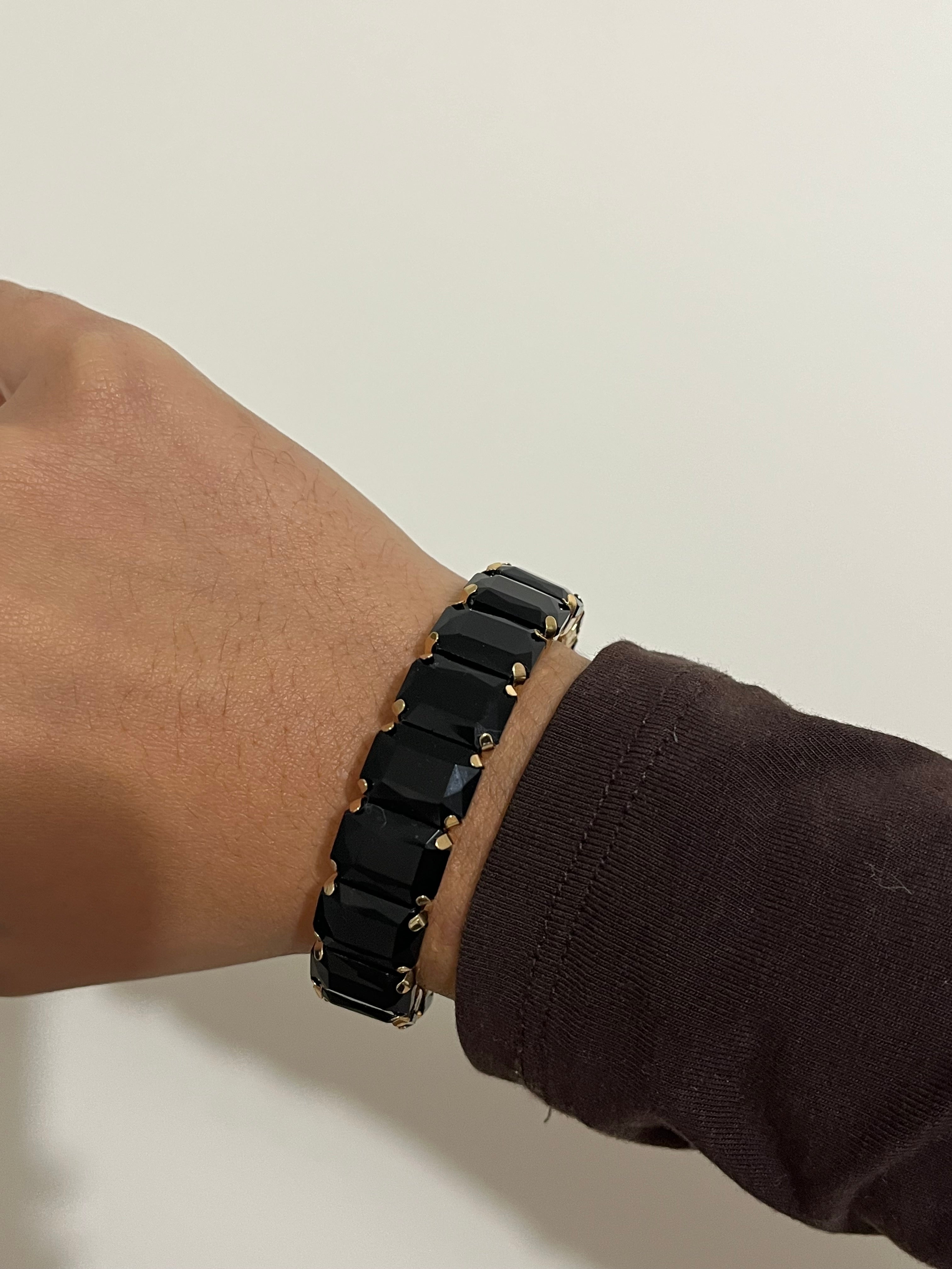 Bracelet élastique Black Swan doré et noir en acier inoxydable porté au poignet - Ordiajade