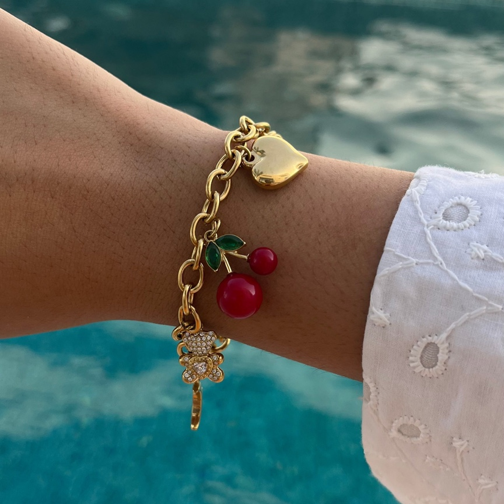 Bracelet breloques fétiches doré porté au poignet - Ordiajade