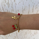 Bracelet Cerise ajustable en acier inoxydable doré porté en extérieur - Ordiajade