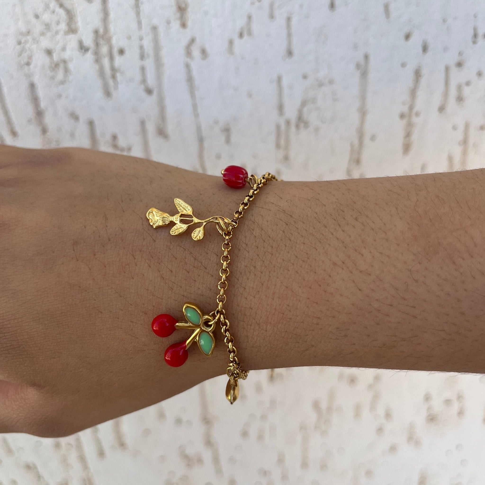 Bracelet Cerise ajustable en acier inoxydable doré porté en extérieur - Ordiajade
