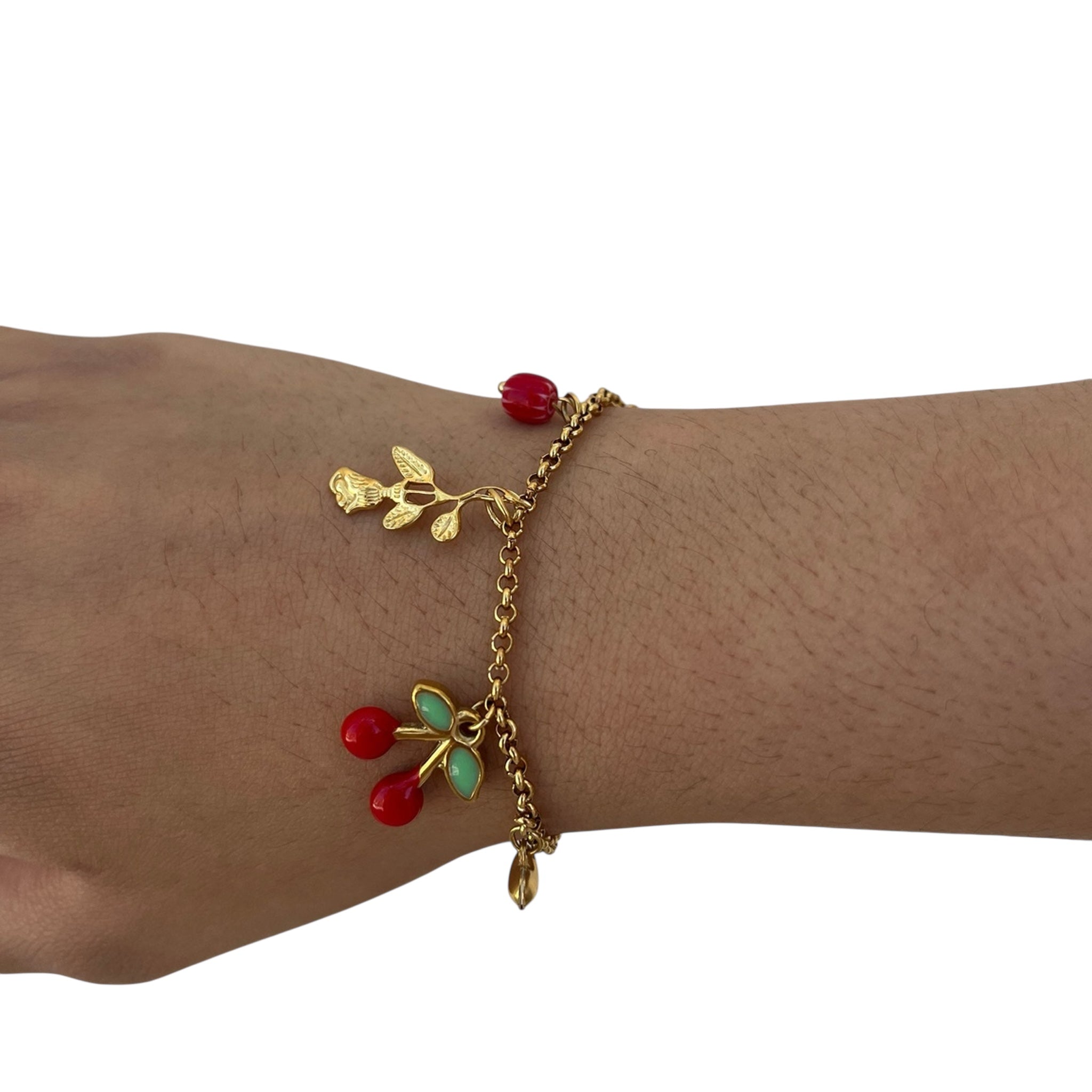 Bracelet Cerise en acier inoxydable doré avec pampilles cerises rouges porté au poignet - Ordiajade