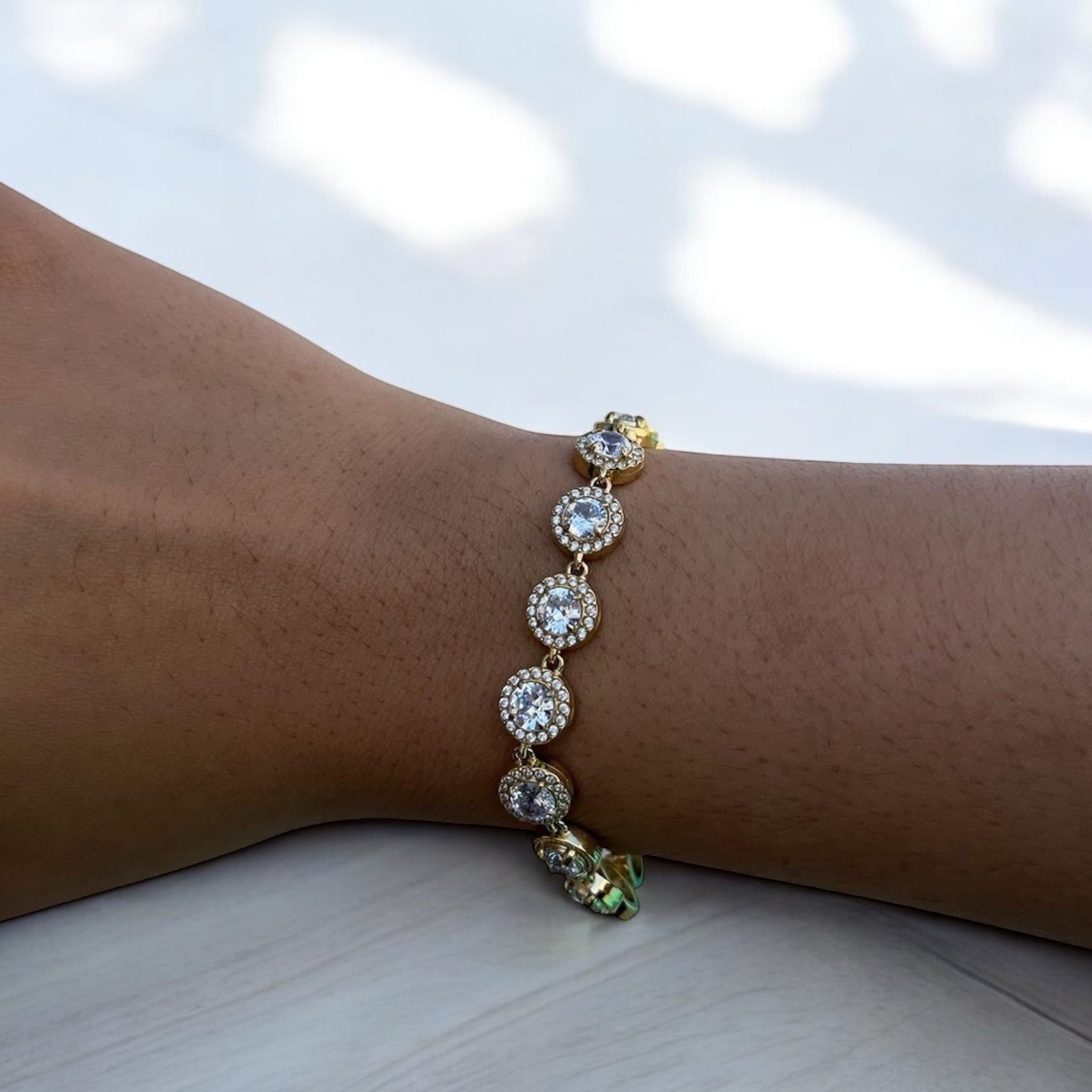 Bracelet Chic à maillons sertis de pierres brillantes porté au poignet - Ordiajade