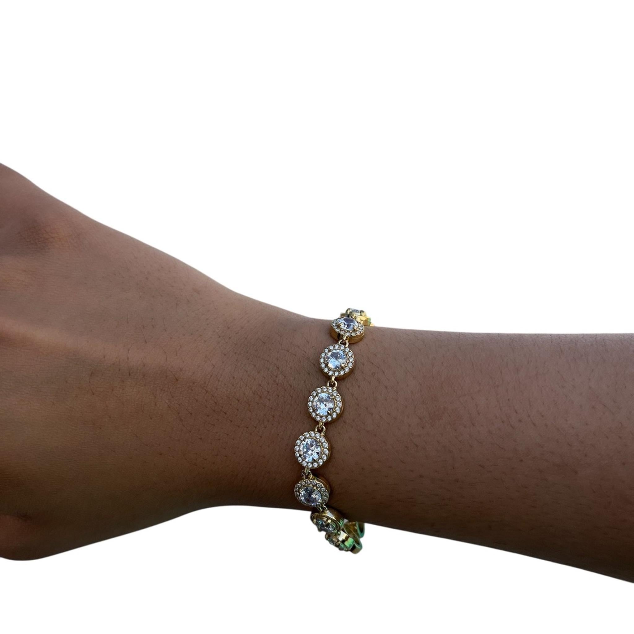 Bracelet Chic en acier inoxydable doré orné de cristaux scintillants porté au poignet - Ordiajade