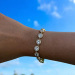 Bracelet Chic en acier inoxydable doré photographié en extérieur - Ordiajade
