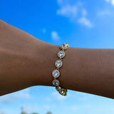 Bracelet Chic en acier inoxydable doré photographié en extérieur - Ordiajade
