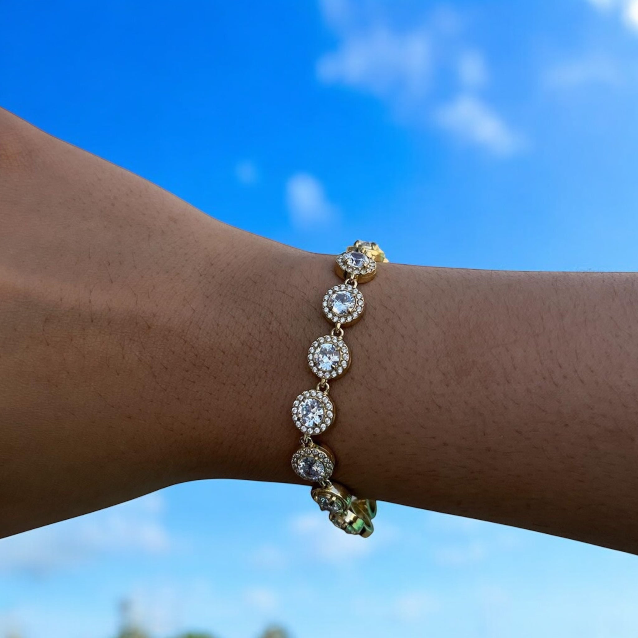 Bracelet Chic en acier inoxydable doré photographié en extérieur - Ordiajade
