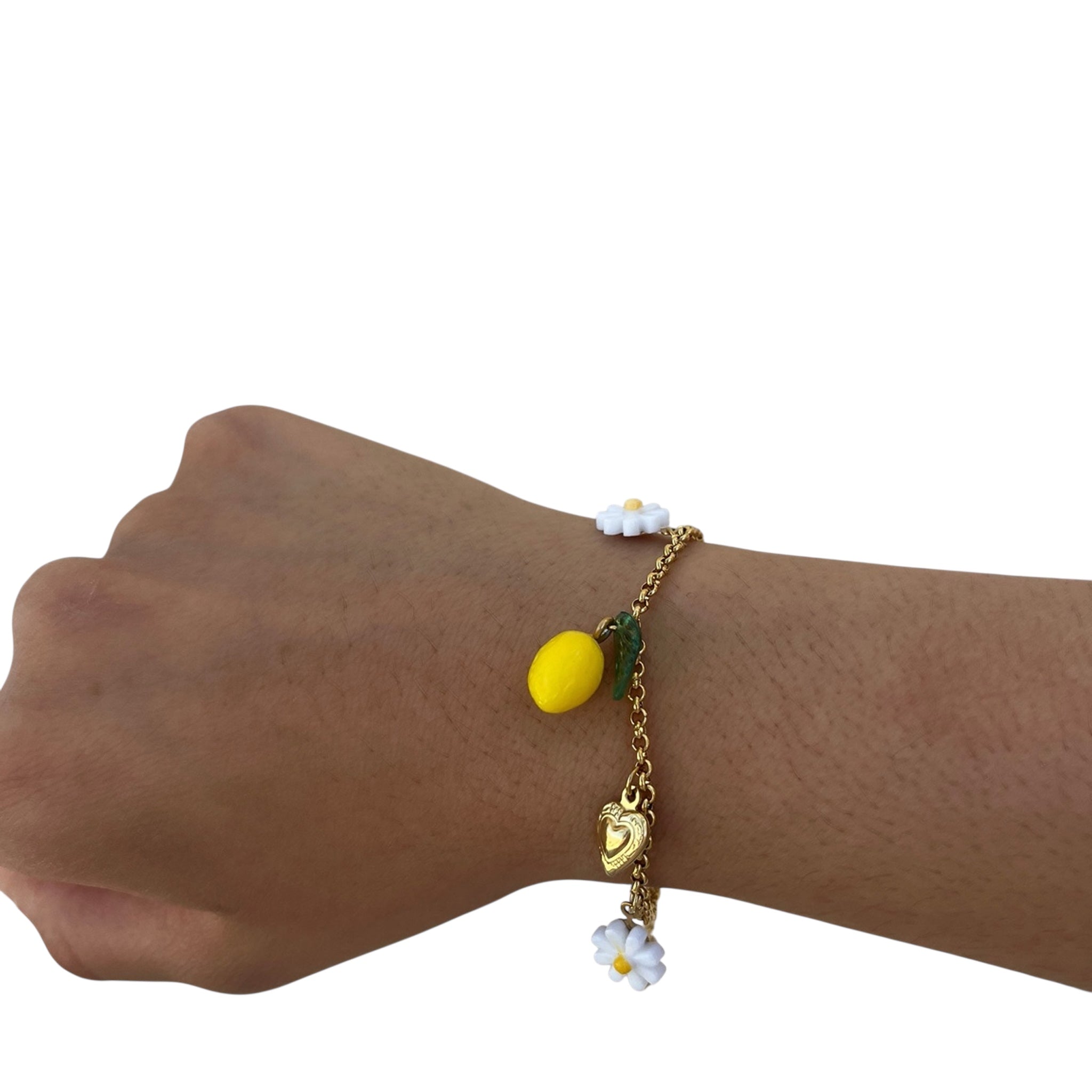 Bracelet Citron en acier inoxydable doré avec breloque citron et fleurs porté au poignet - Ordiajade