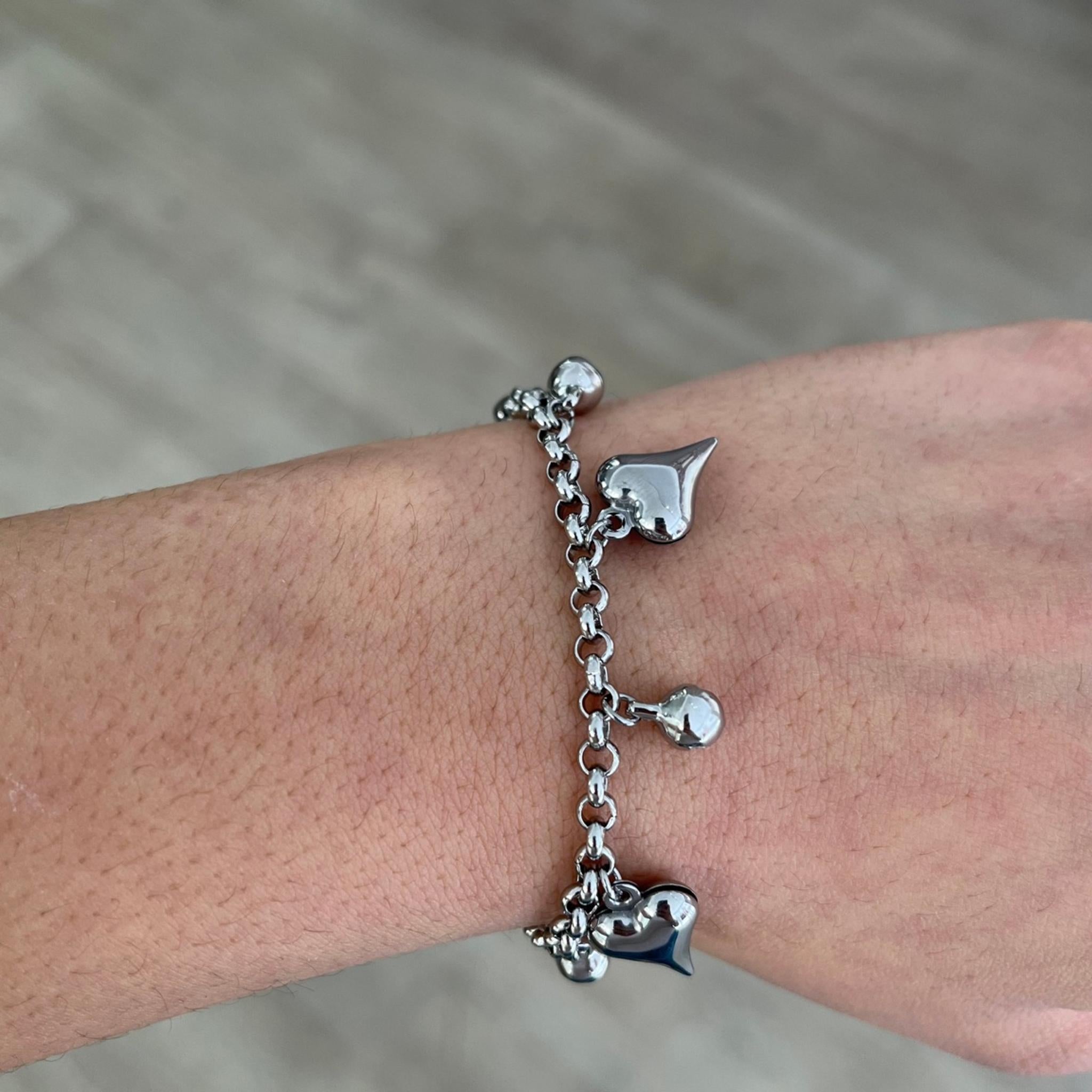 Bracelet Cœur Grelo argenté en acier inoxydable avec charms cœurs et perles porté au poignet - Ordiajade