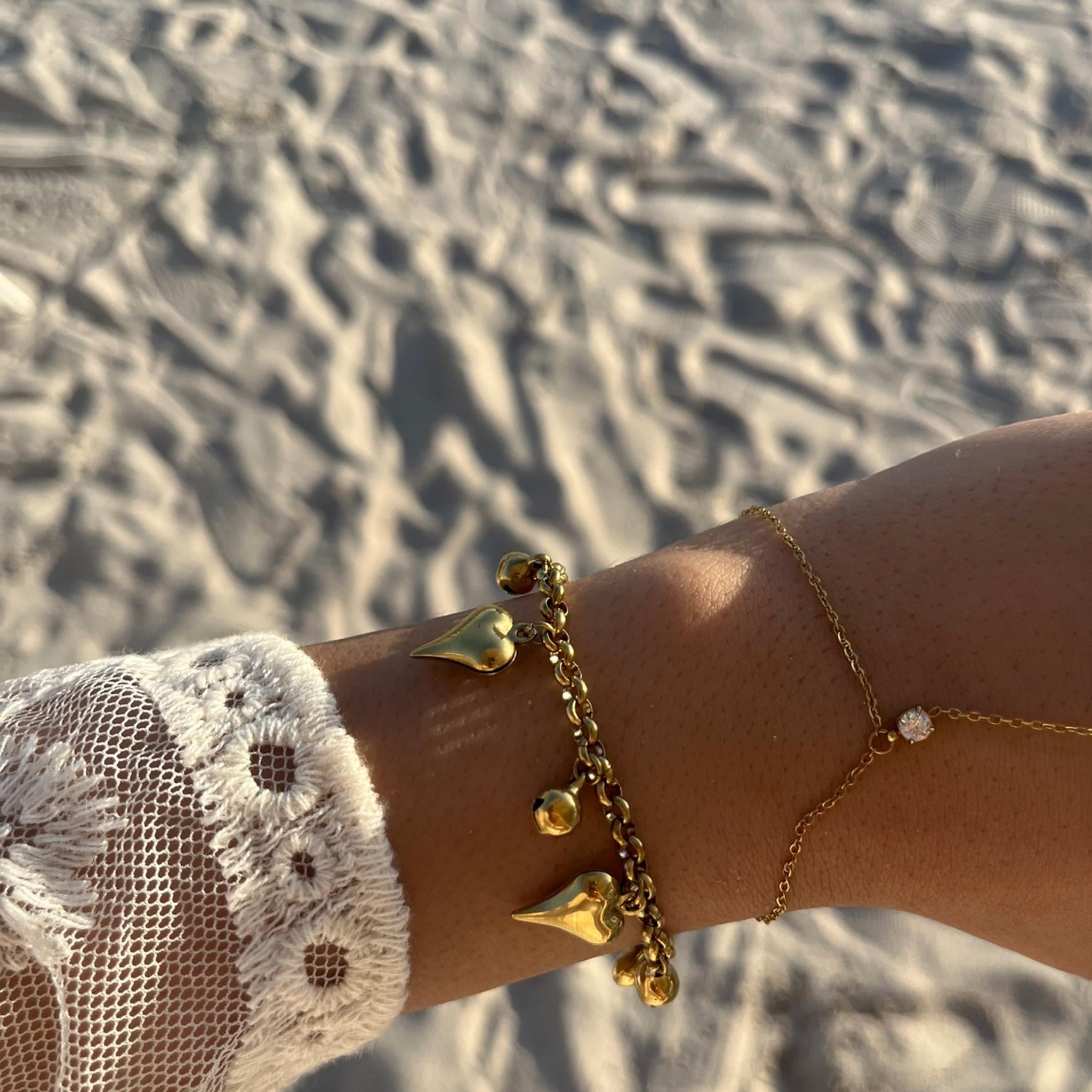 Bracelet Cœur Grelo doré porté en accumulation au poignet à la plage - Ordiajade