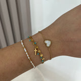 Bracelet Croix Ocean doré porté en accumulation de bracelets au poignet - Ordiajade