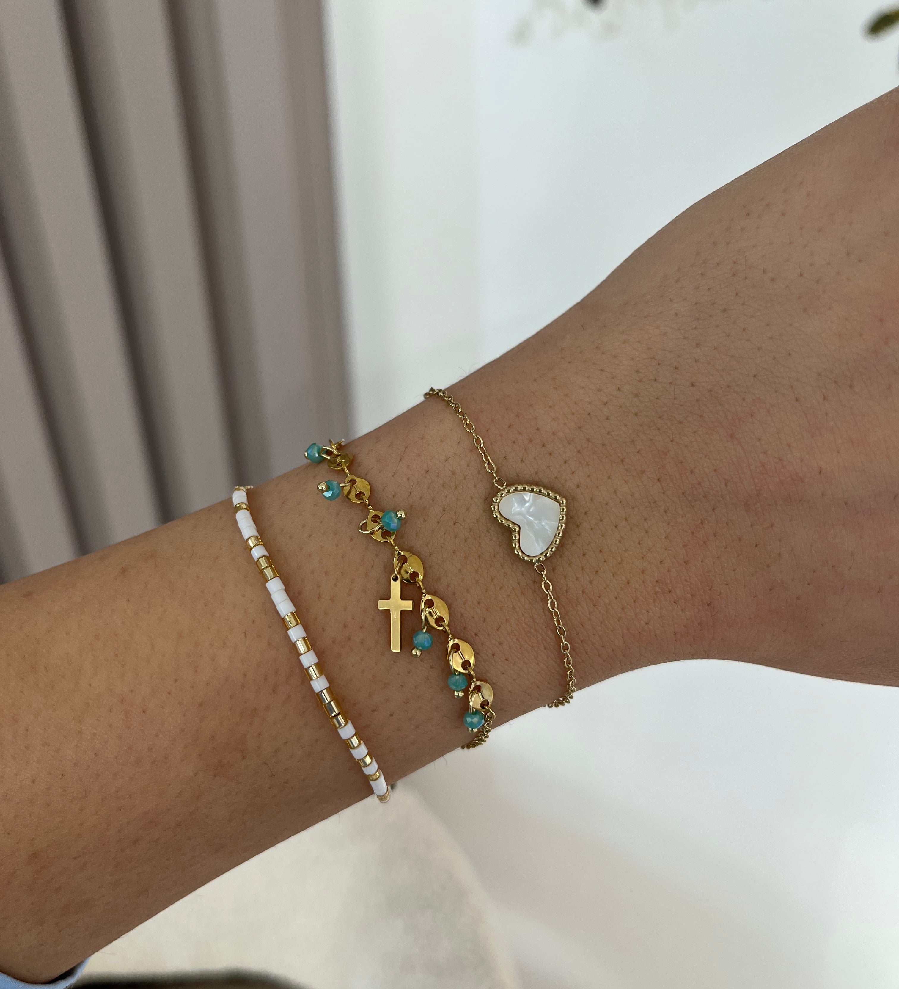 Bracelet Croix Ocean doré porté en accumulation de bracelets au poignet - Ordiajade