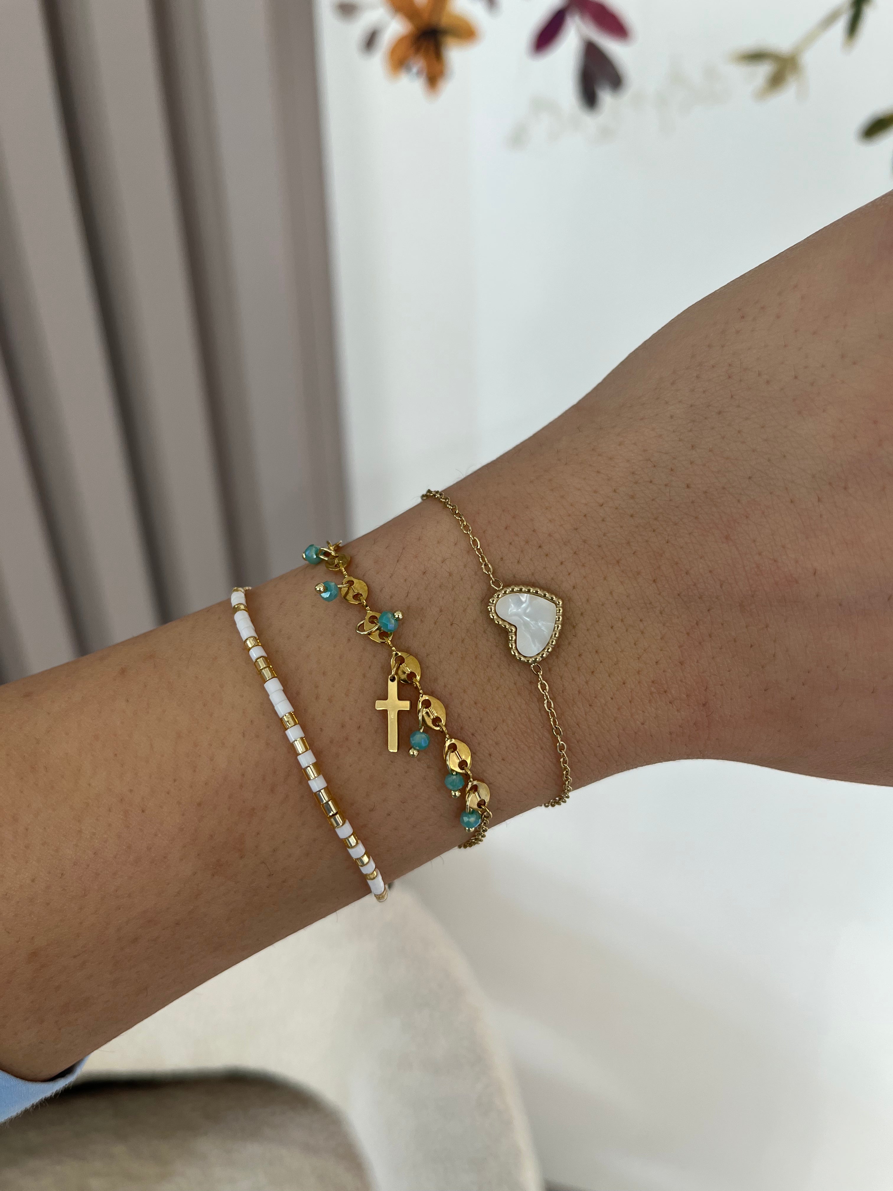 Bracelet Croix Ocean doré porté en accumulation de bracelets au poignet - Ordiajade