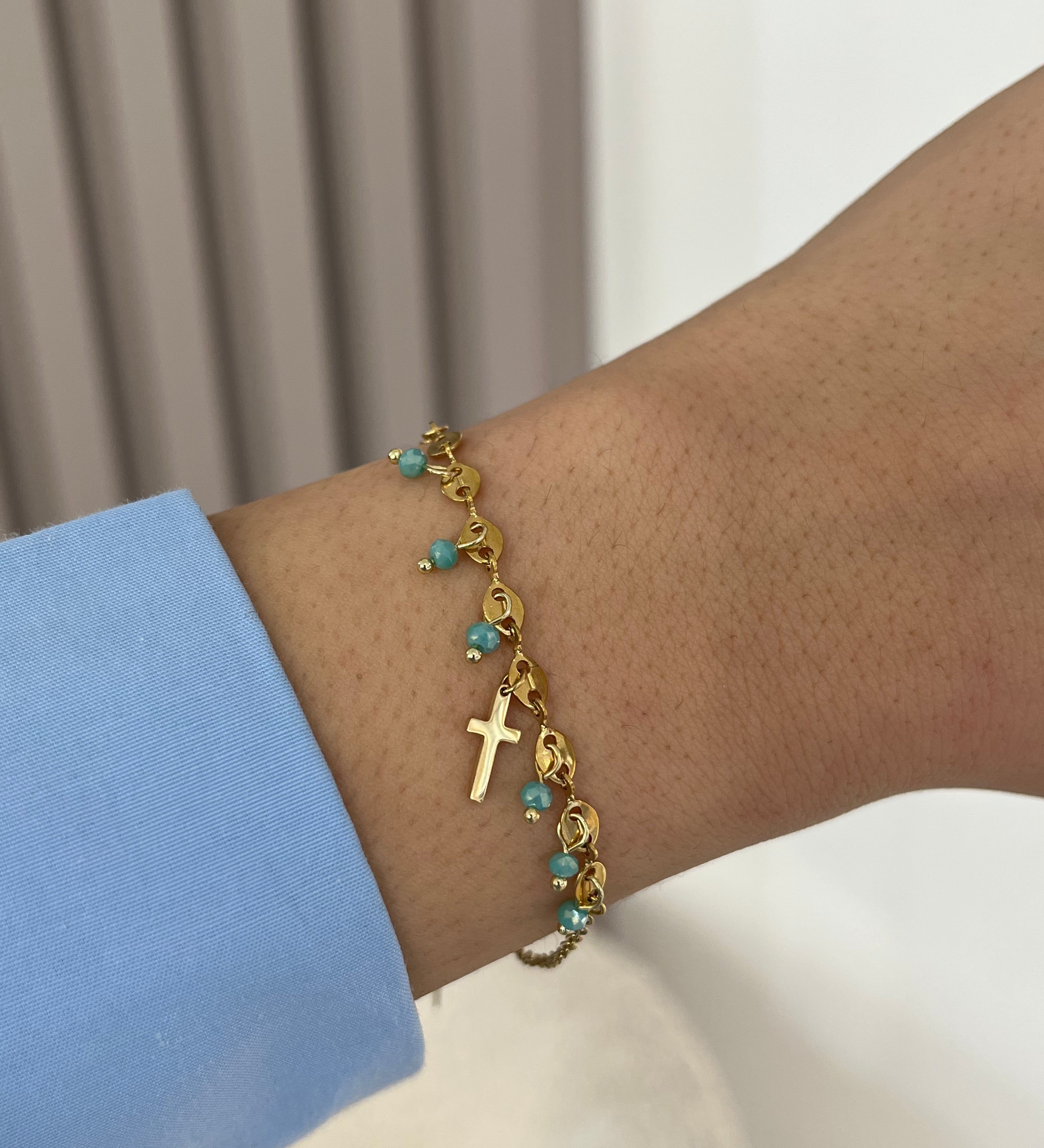 Bracelet Croix Ocean doré en acier inoxydable avec pampilles perles turquoises porté au poignet - Ordiajade