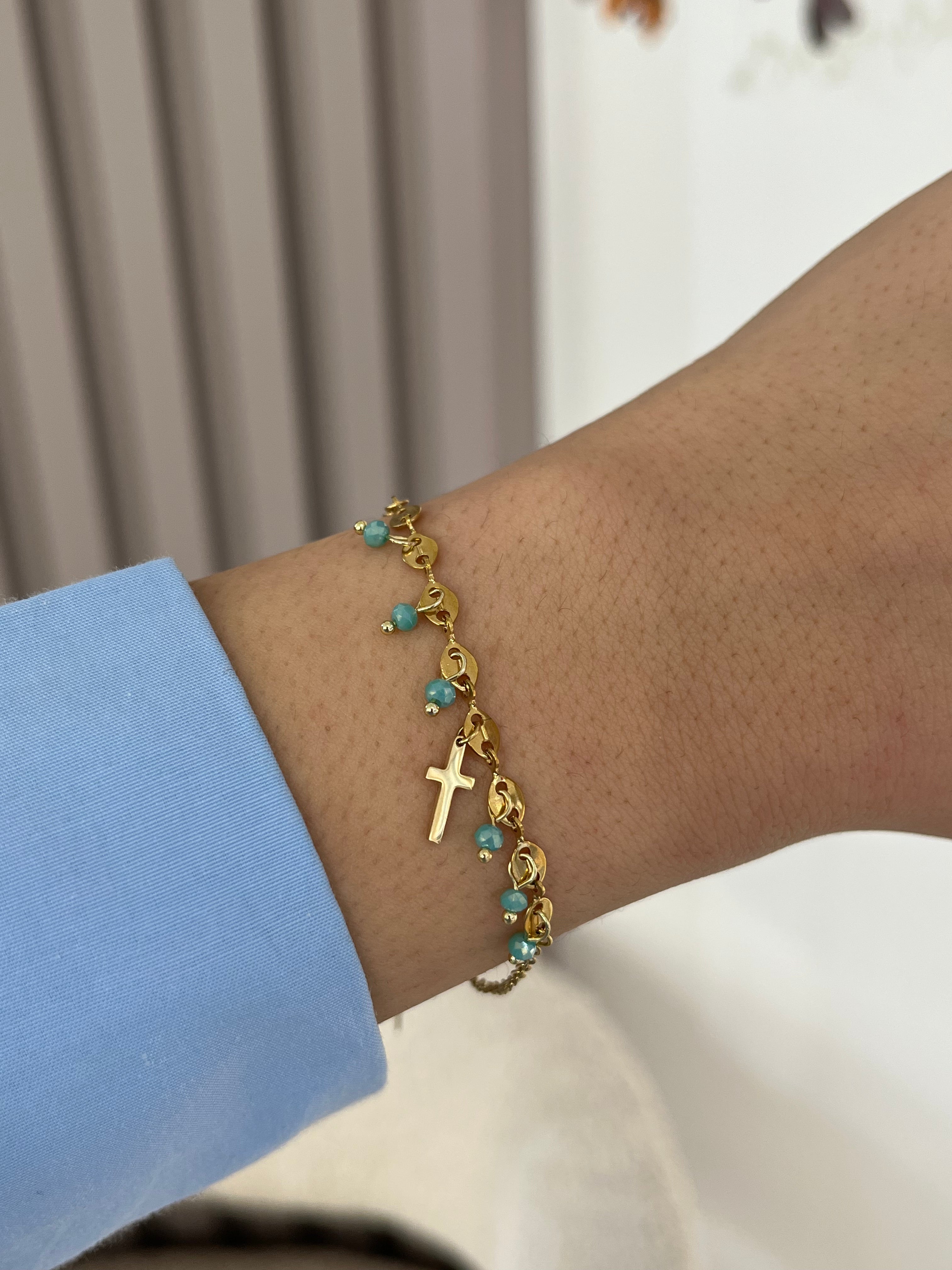 Bracelet Croix Ocean doré en acier inoxydable avec pampilles perles turquoises porté au poignet - Ordiajade