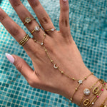 Gros plan d'un bracelet de main bohème chic avec pendentifs lune et étoile étincelants.