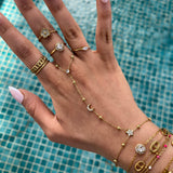 Gros plan d'un bracelet de main bohème chic avec pendentifs lune et étoile étincelants.