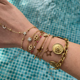 Bracelet Déesse porté en accumulation avec d'autres bijoux au poignet - Ordiajade