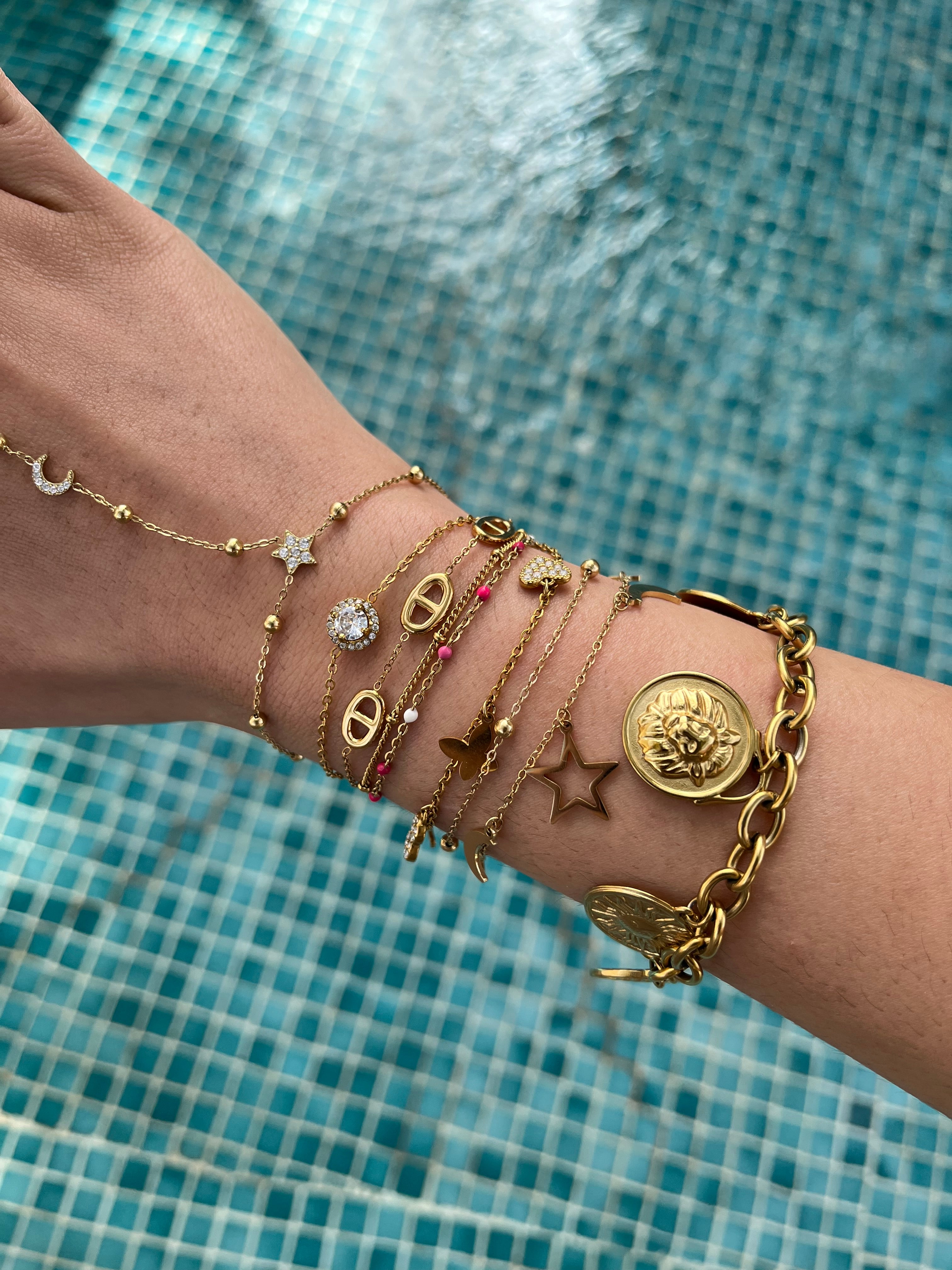 Bracelet Déesse porté en accumulation avec d'autres bijoux au poignet - Ordiajade