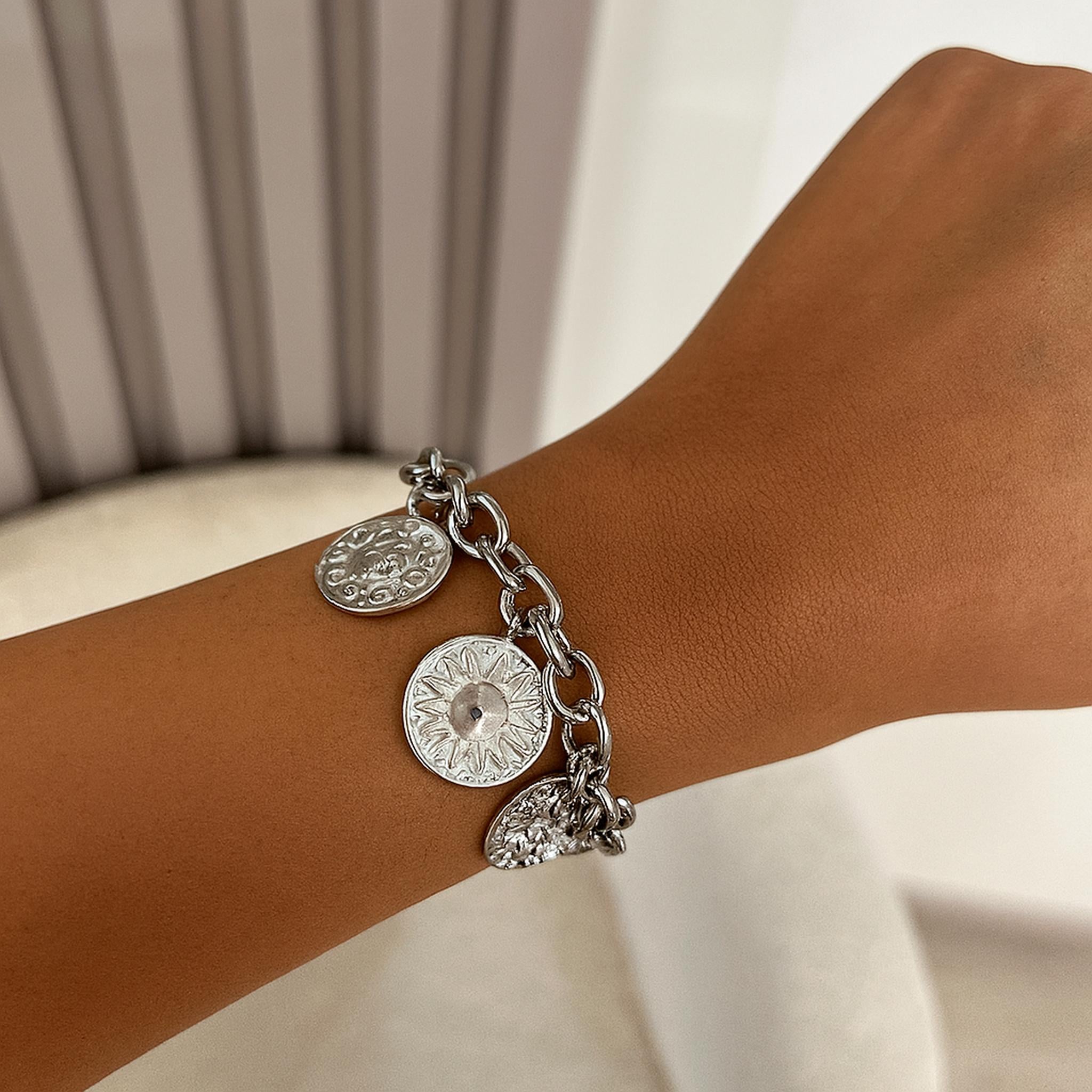 Bracelet Déesse argenté à charms médaillons en acier inoxydable porté au poignet - Ordiajade
