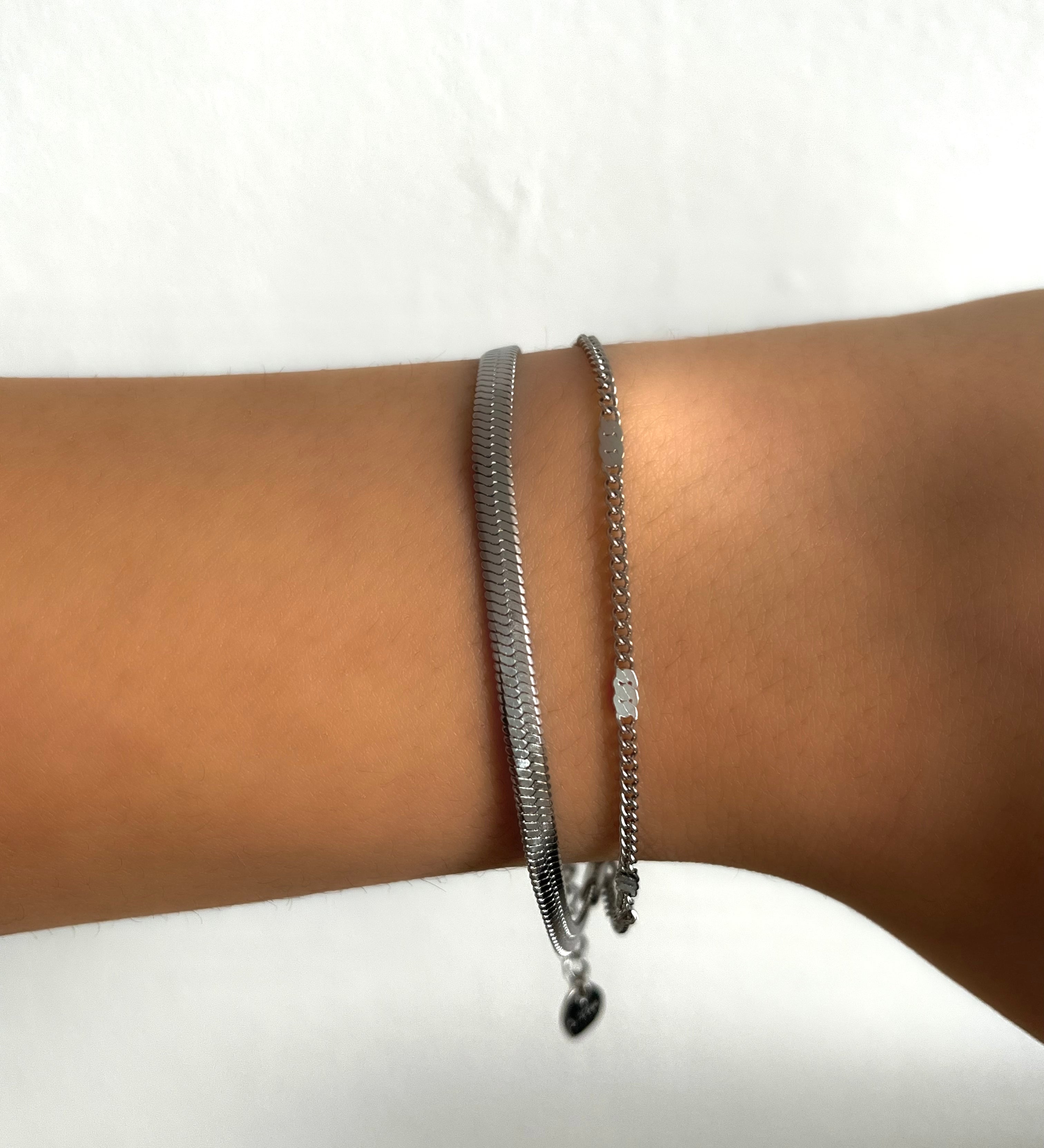 Bracelet Double chaîne Vérana en acier inoxydable porté au poignet - Ordiajade