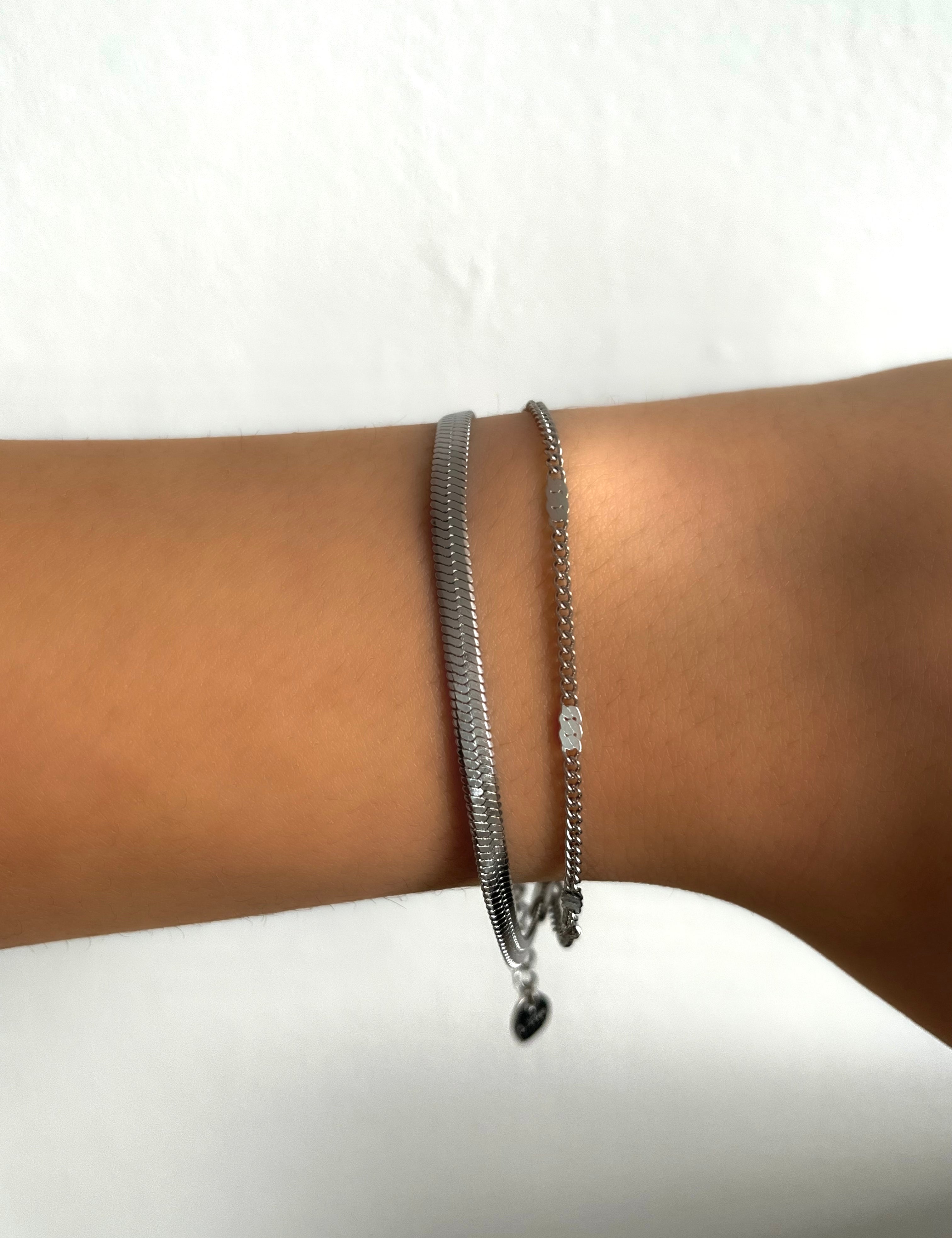 Bracelet Double chaîne Vérana en acier inoxydable porté au poignet - Ordiajade