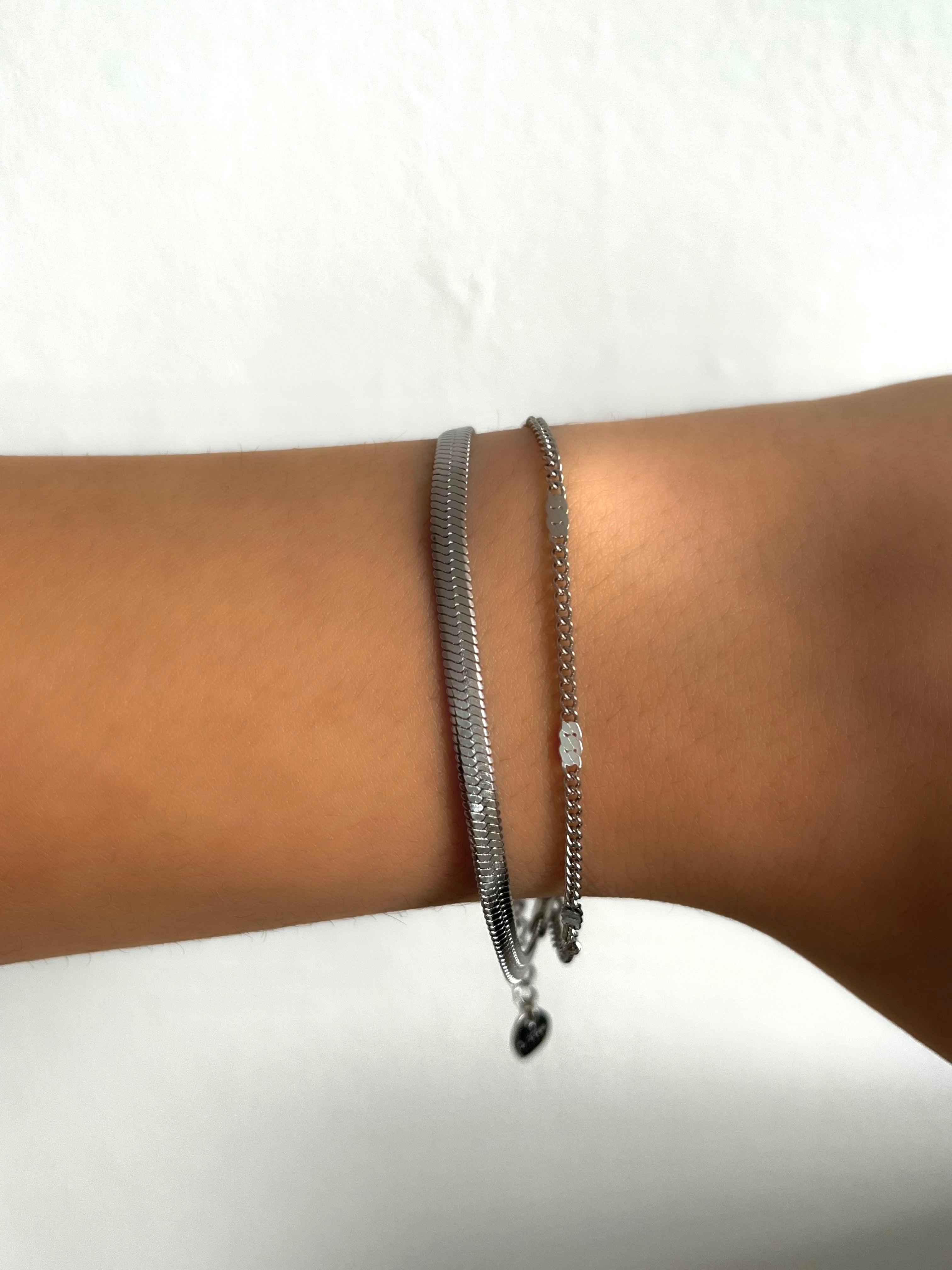 Bracelet Double chaîne Vérana en acier inoxydable porté au poignet - Ordiajade