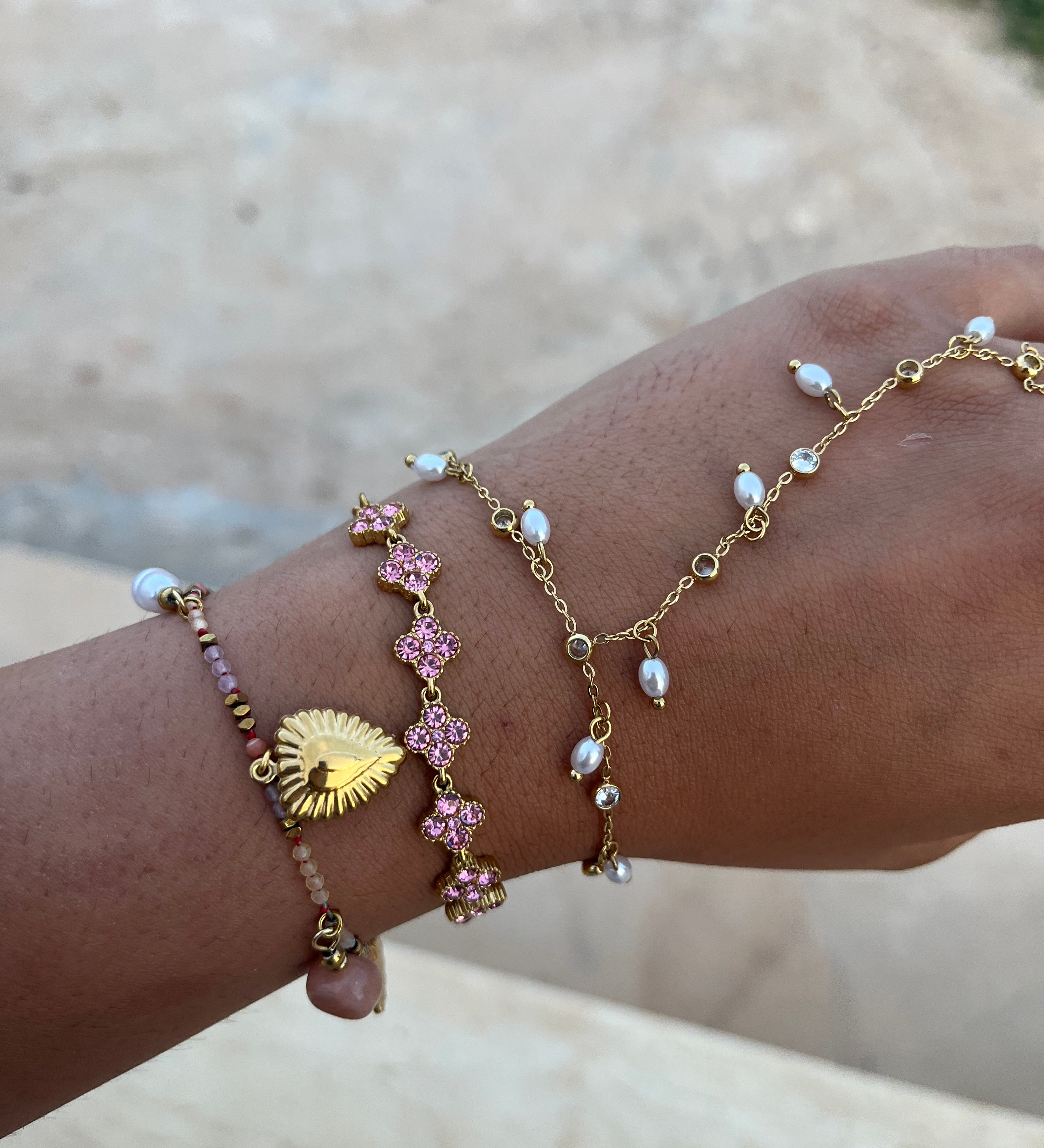 Accumulation de bracelets dorés fins au poignet avec le bracelet Éléonore en acier inoxydable et ses charms suspendus - Ordiajade