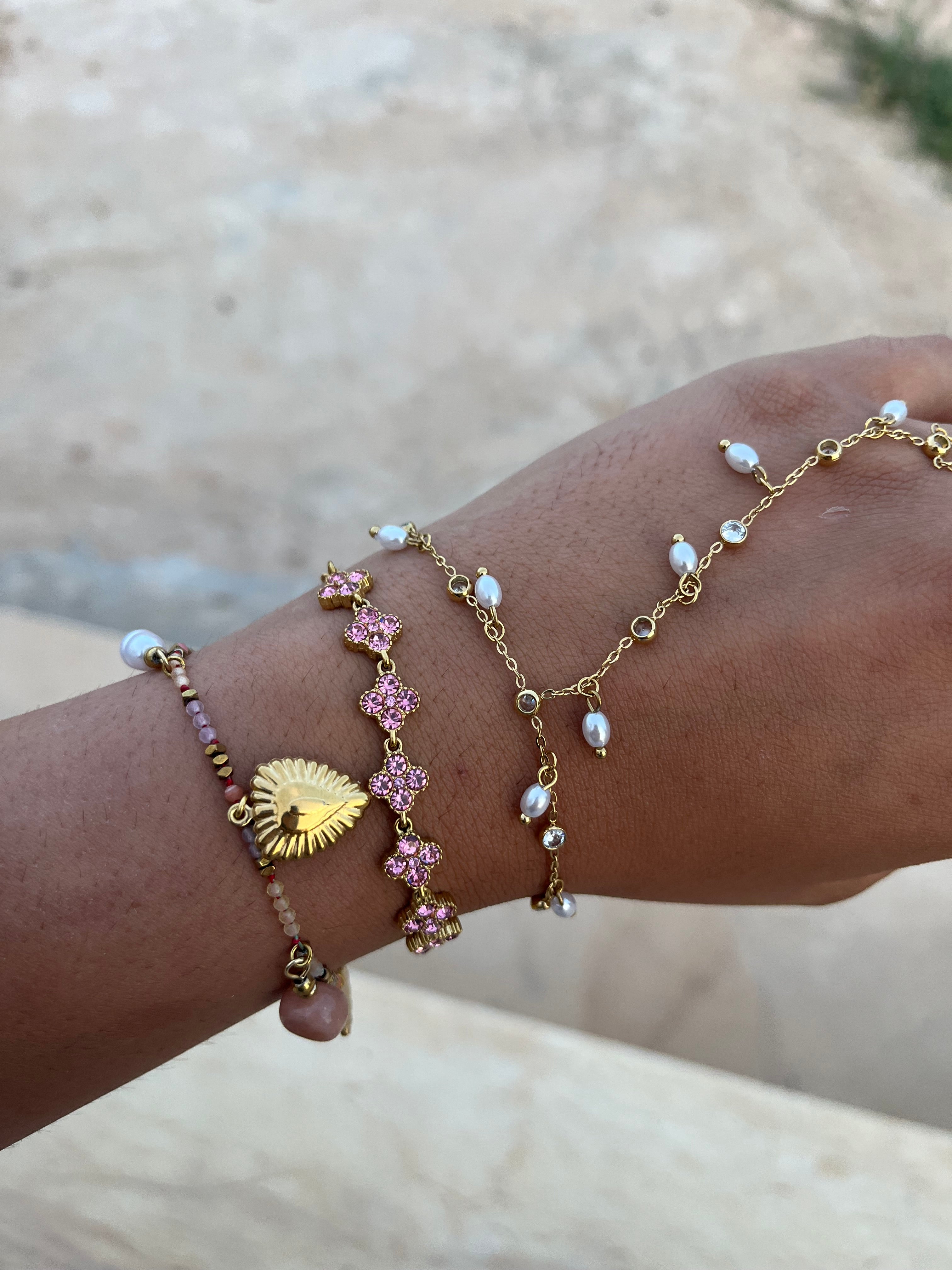 Accumulation de bracelets dorés fins au poignet avec le bracelet Éléonore en acier inoxydable et ses charms suspendus - Ordiajade
