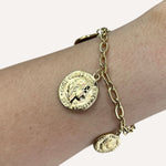 Bracelet Empire doré à pièces gravées en acier inoxydable porté au poignet - Ordiajade