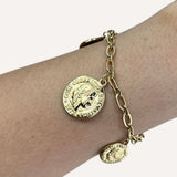 Bracelet Empire doré à pièces gravées en acier inoxydable porté au poignet - Ordiajade
