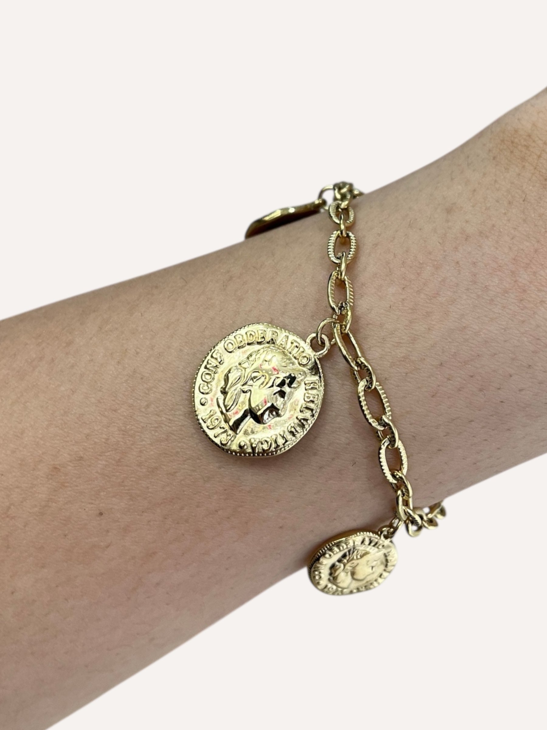 Bracelet Empire doré à pièces gravées en acier inoxydable porté au poignet - Ordiajade