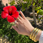Bracelet Épuré doré porté au poignet par une femme Ordiajade