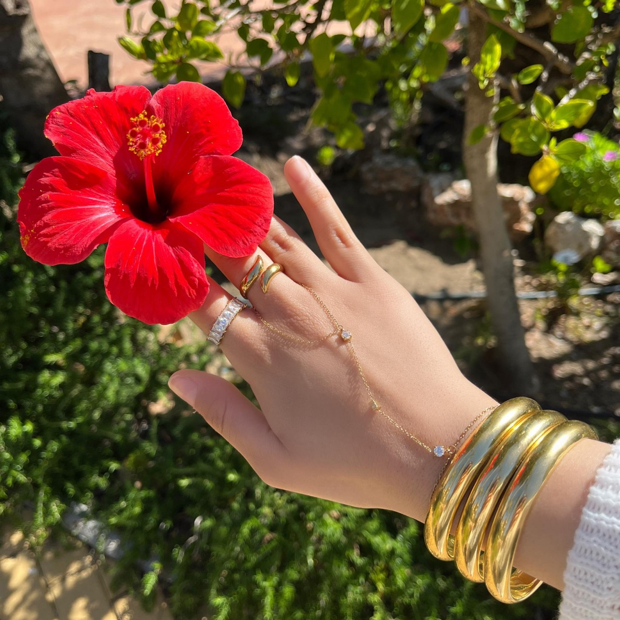 Bracelet Épuré doré porté au poignet par une femme Ordiajade