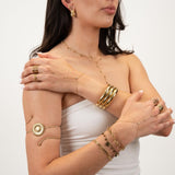 Femme portant le Bracelet Épuré doré en acier inoxydable Ordiajade
