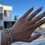 Gros plan du bracelet doré EYE porté au poignet en accumulation avec d'autres bijoux - Ordiajade